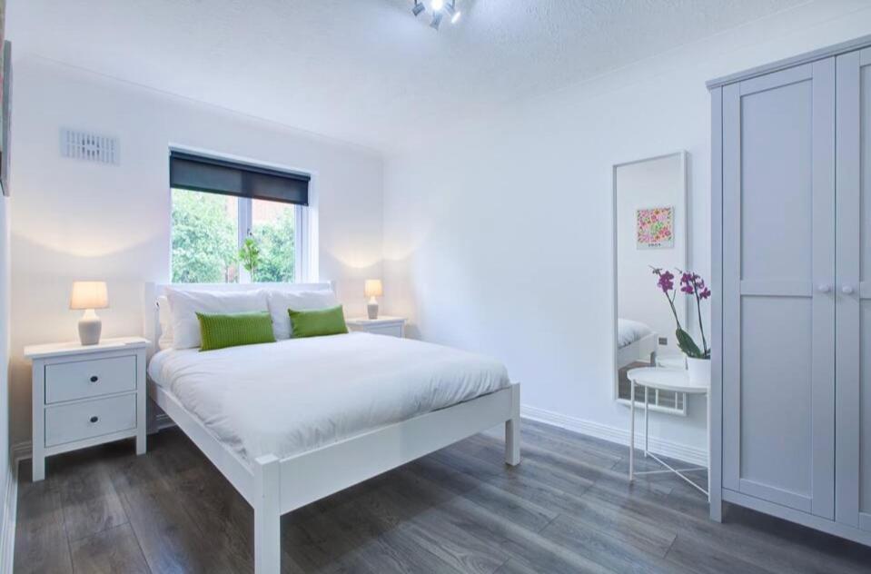 Spacious 2 Bedroom Apartment Londra Esterno foto